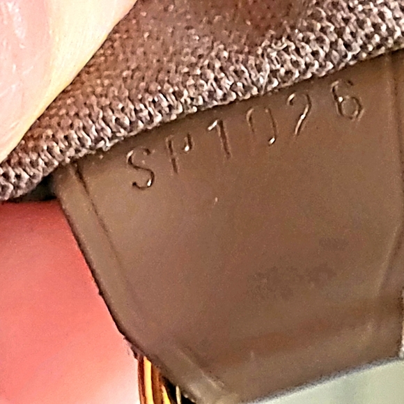 Louis Vuitton - Picture 15 of 16